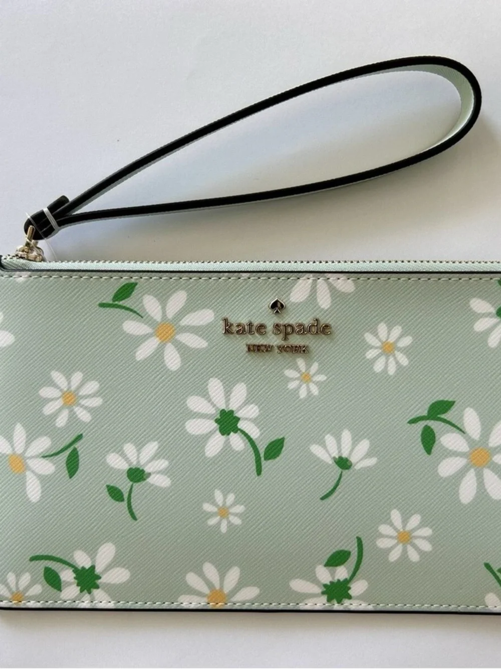 🌼 kate spade New York Mint Green Daisy Wristlet 🌼